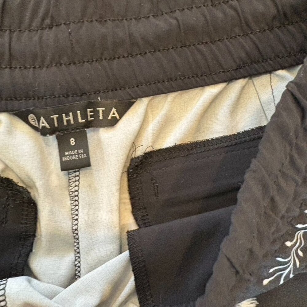 ** Athleta Floral Printed Baja Shorts Black Size 8 Featherweight Hiking - Picture 8 of 8